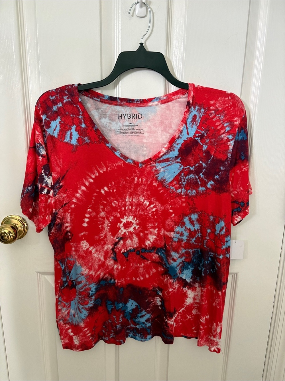 Hybrid & company Red and Blue Tie-Dye V-Neck Short Sleeve Top